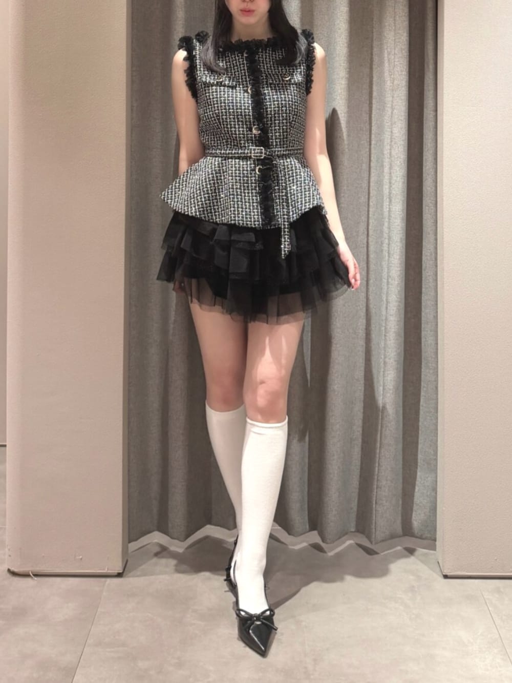 ブラック系のベスト、ブラック系のその他パンツ、ブラック系のパンプスを着用したレディースの夏コーディネートの2枚目の写真