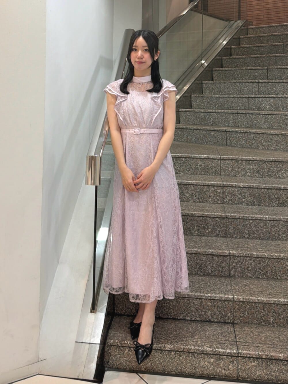 ブラック系のパンプス、ピンク系のドレスを着用したレディースの夏コーディネートの5枚目の写真