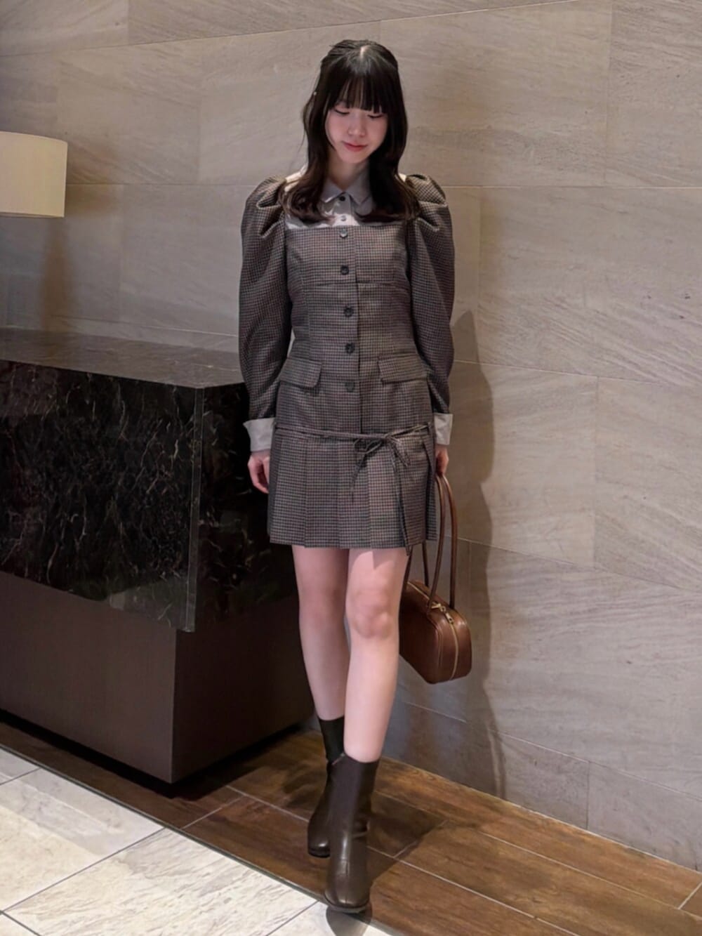 ブラウン系のワンピース、ブラウン系のブーツを着用したレディースの秋コーディネートの2枚目の写真