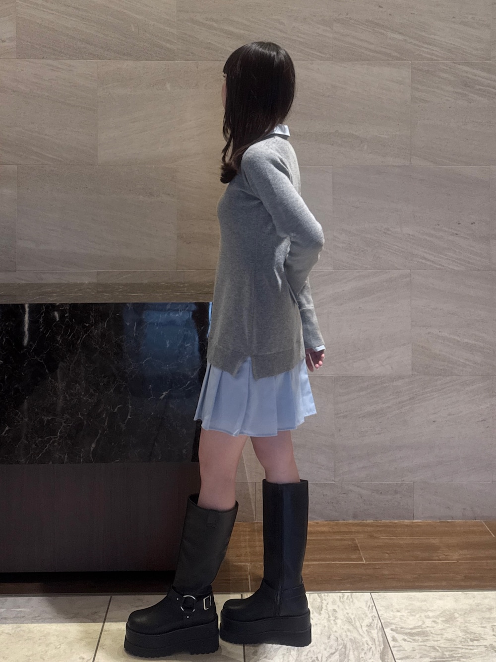 ブラック系のブーツ、グレー系のワンピースを着用したレディースの秋コーディネートの5枚目の写真