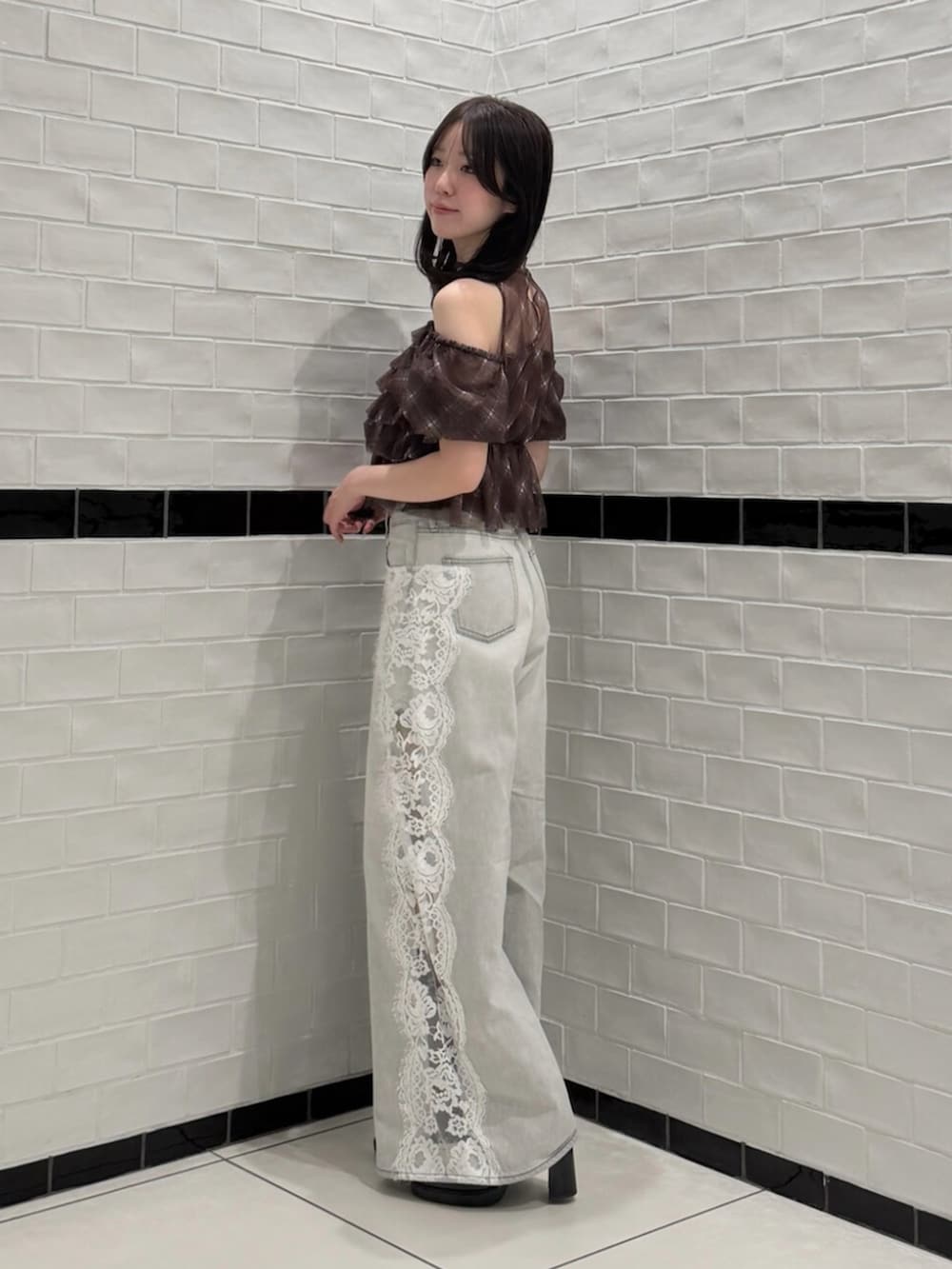ブラック系のパンプス、ブラウン系のシャツ/ブラウス、グレー系のデニムパンツを着用したレディースの夏コーディネートの3枚目の写真