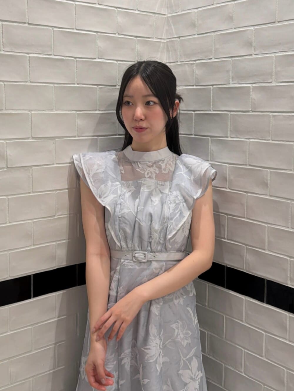 ホワイト系のサンダル、ブルー系のドレスを着用したレディースの夏コーディネートの4枚目の写真