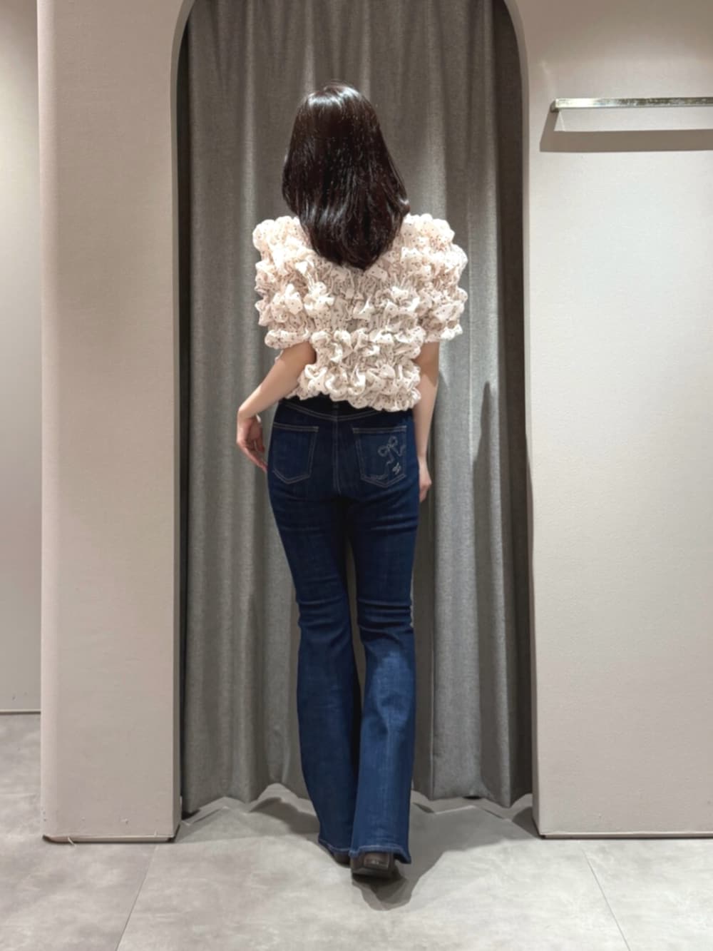 ブラウン系のブーツ、ホワイト系のシャツ/ブラウス、ブルー系のデニムパンツを着用したレディースの秋コーディネートの3枚目の写真