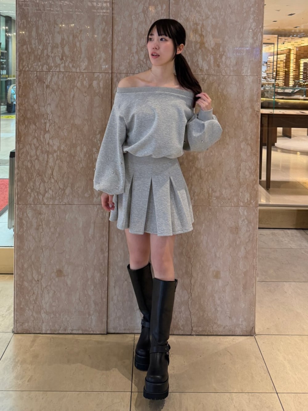 グレー系のテーラードジャケット、グレー系のスウェット、グレー系のスカートを着用したレディースの秋コーディネートの2枚目の写真