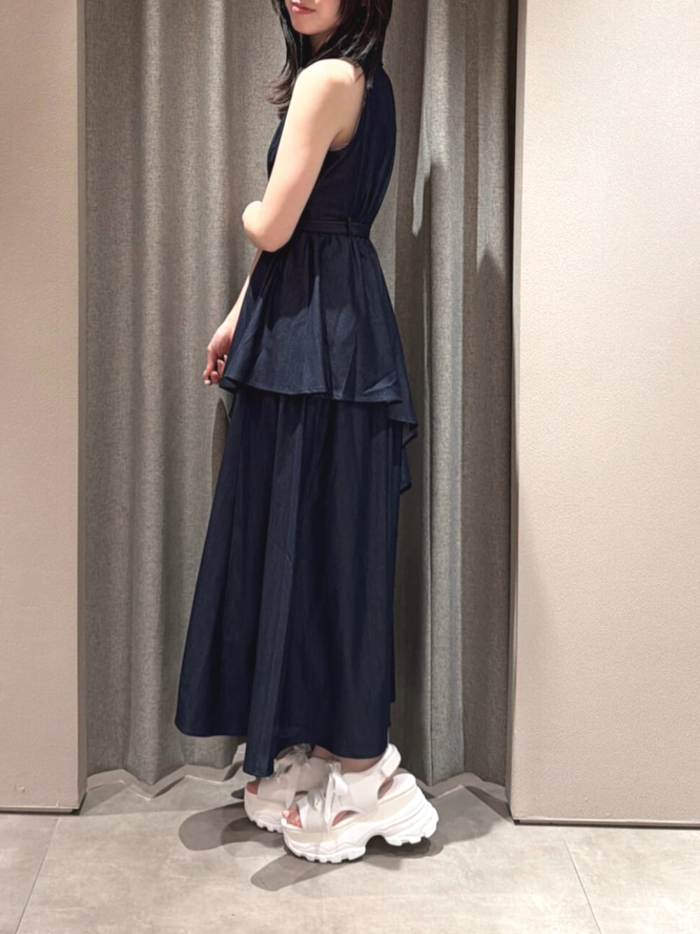 ホワイト系のサンダル、ブルー系のワンピースを着用したレディースの夏コーディネートの2枚目の写真