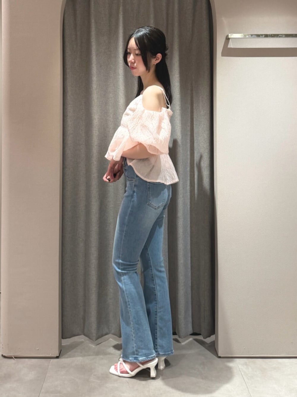 ピンク系のシャツ/ブラウス、ブルー系のデニムパンツ、ホワイト系のサンダルを着用したレディースの夏コーディネートの3枚目の写真