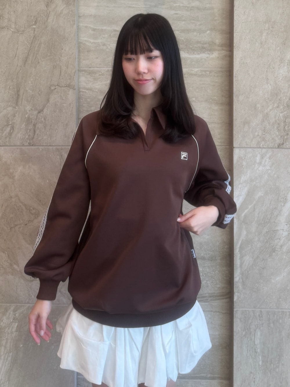 ブラウン系のTシャツ/カットソー、ホワイト系のスカート、ブラウン系のローファーを着用したレディースの秋コーディネートの7枚目の写真