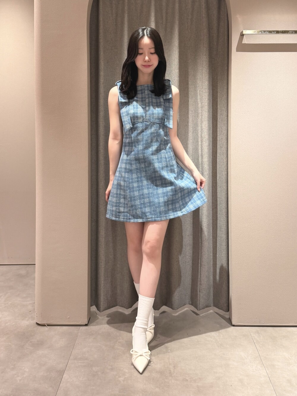 その他のワンピース、ホワイト系のパンプスを着用したレディースの夏コーディネートの2枚目の写真