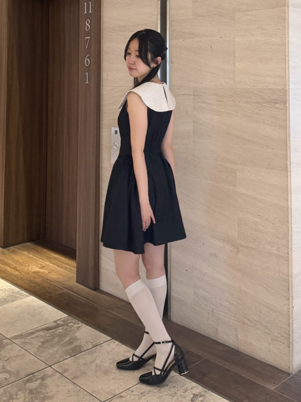 ブラック系のサンダル、ブルー系のワンピースを着用したレディースの夏コーディネートの4枚目の写真