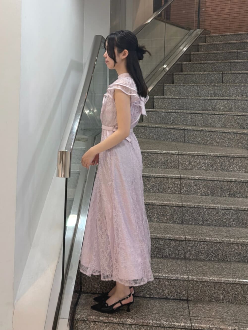 ブラック系のパンプス、ピンク系のドレスを着用したレディースの夏コーディネートの2枚目の写真