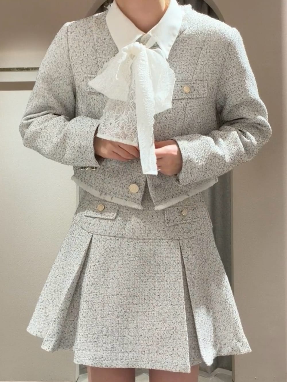 その他のノーカラージャケット、ホワイト系のシャツ/ブラウス、その他のスカートを着用したレディースの冬コーディネートの6枚目の写真