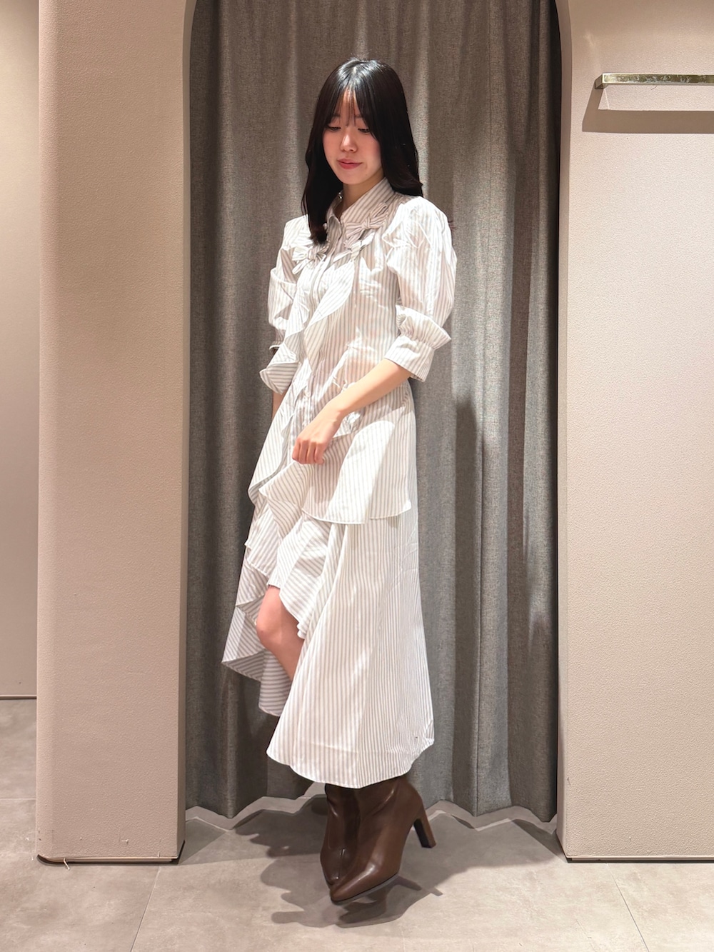 その他のワンピース、ブラウン系のブーツを着用したレディースの春コーディネートの2枚目の写真