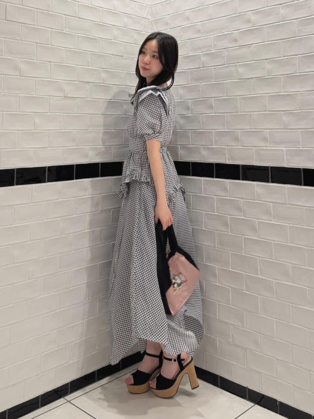 その他のワンピース、ブラック系のサンダル、ピンク系のハンドバッグを着用したレディースの夏コーディネートの3枚目の写真