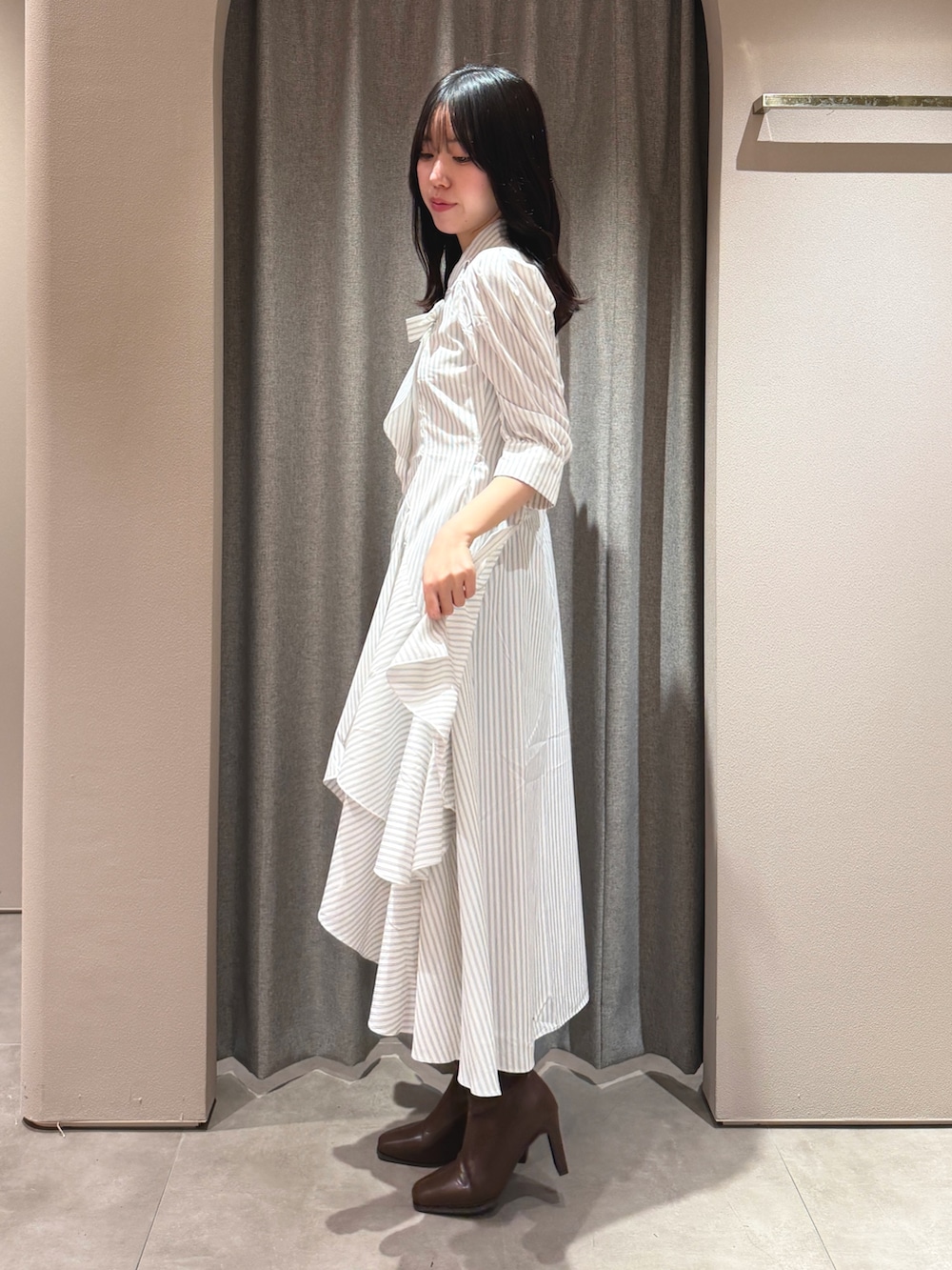 その他のワンピース、ブラウン系のブーツを着用したレディースの春コーディネートの4枚目の写真