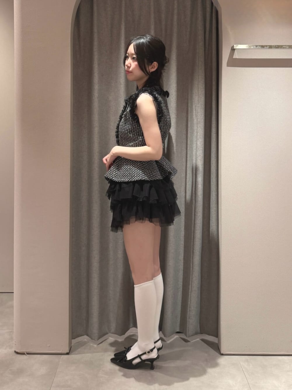 ブラック系のベスト、ブラック系のその他パンツ、ブラック系のパンプスを着用したレディースの夏コーディネートの3枚目の写真