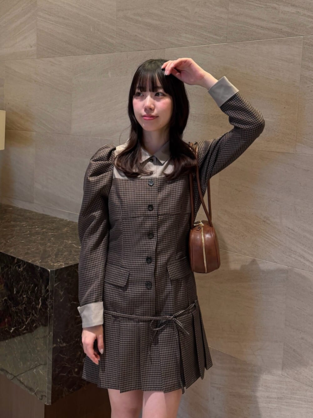 ブラウン系のワンピース、ブラウン系のブーツを着用したレディースの秋コーディネートの7枚目の写真