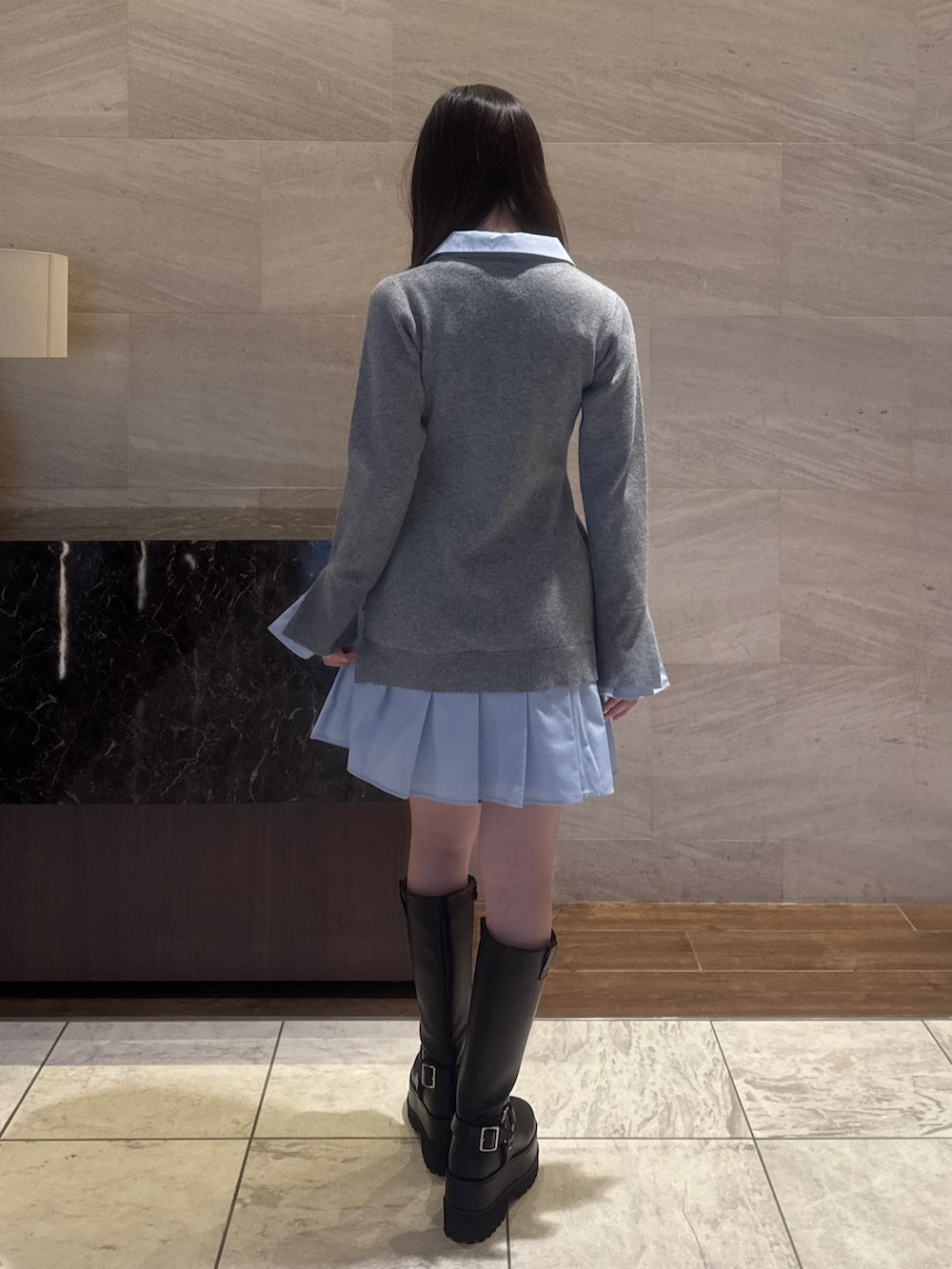 ブラック系のブーツ、グレー系のワンピースを着用したレディースの秋コーディネートの7枚目の写真