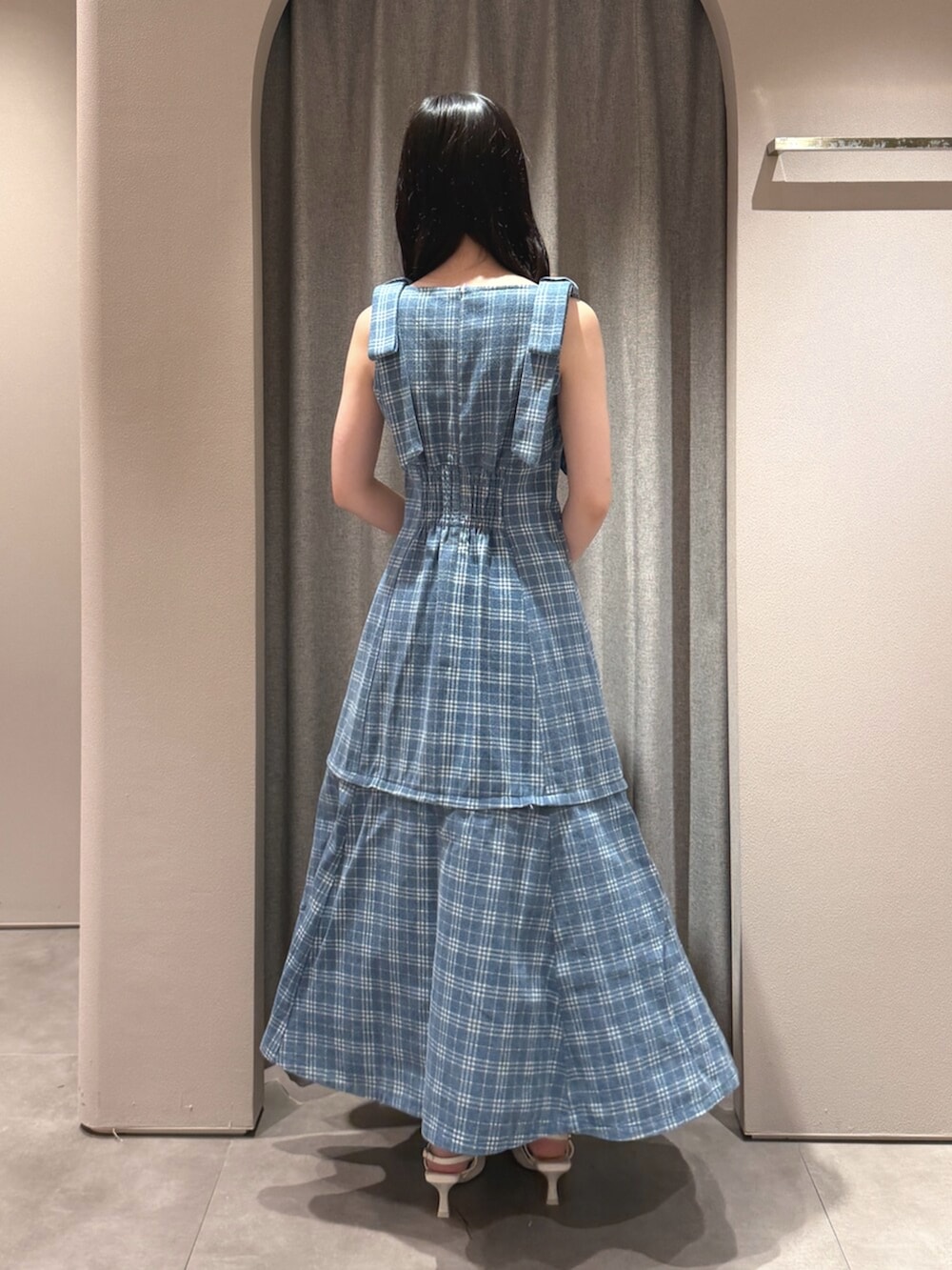 その他のワンピース、ホワイト系のパンプスを着用したレディースの夏コーディネートの4枚目の写真
