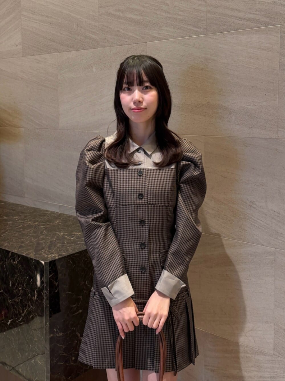 ブラウン系のワンピース、ブラウン系のブーツを着用したレディースの秋コーディネートの6枚目の写真