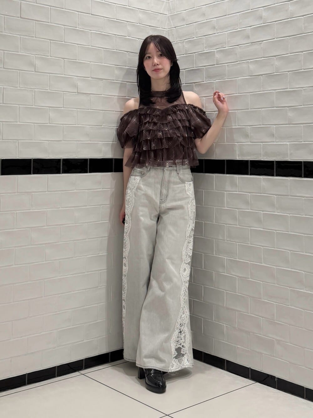 ブラック系のパンプス、ブラウン系のシャツ/ブラウス、グレー系のデニムパンツを着用したレディースの夏コーディネートの5枚目の写真