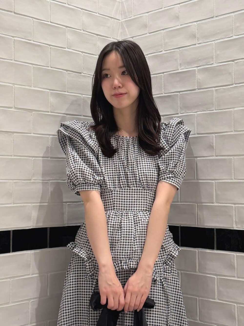 その他のワンピース、ブラック系のサンダル、ピンク系のハンドバッグを着用したレディースの夏コーディネートの5枚目の写真