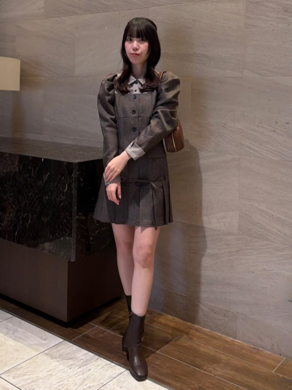 ブラウン系のワンピース、ブラウン系のブーツを着用したレディースの秋コーディネートの3枚目の写真