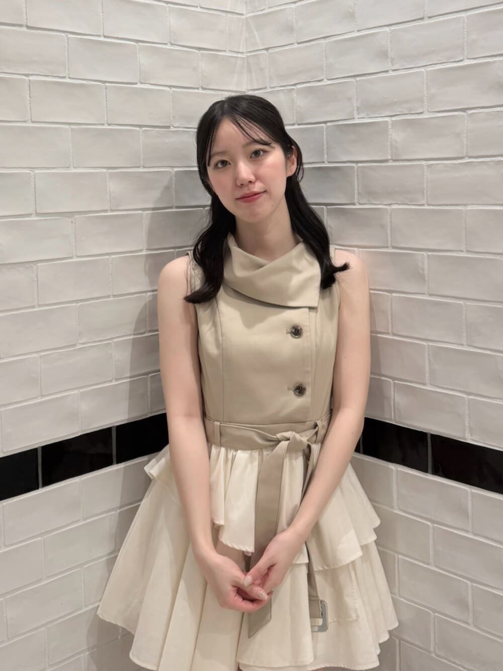 ベージュ系のワンピース、ブラウン系のブーツを着用したレディースの夏コーディネートの5枚目の写真