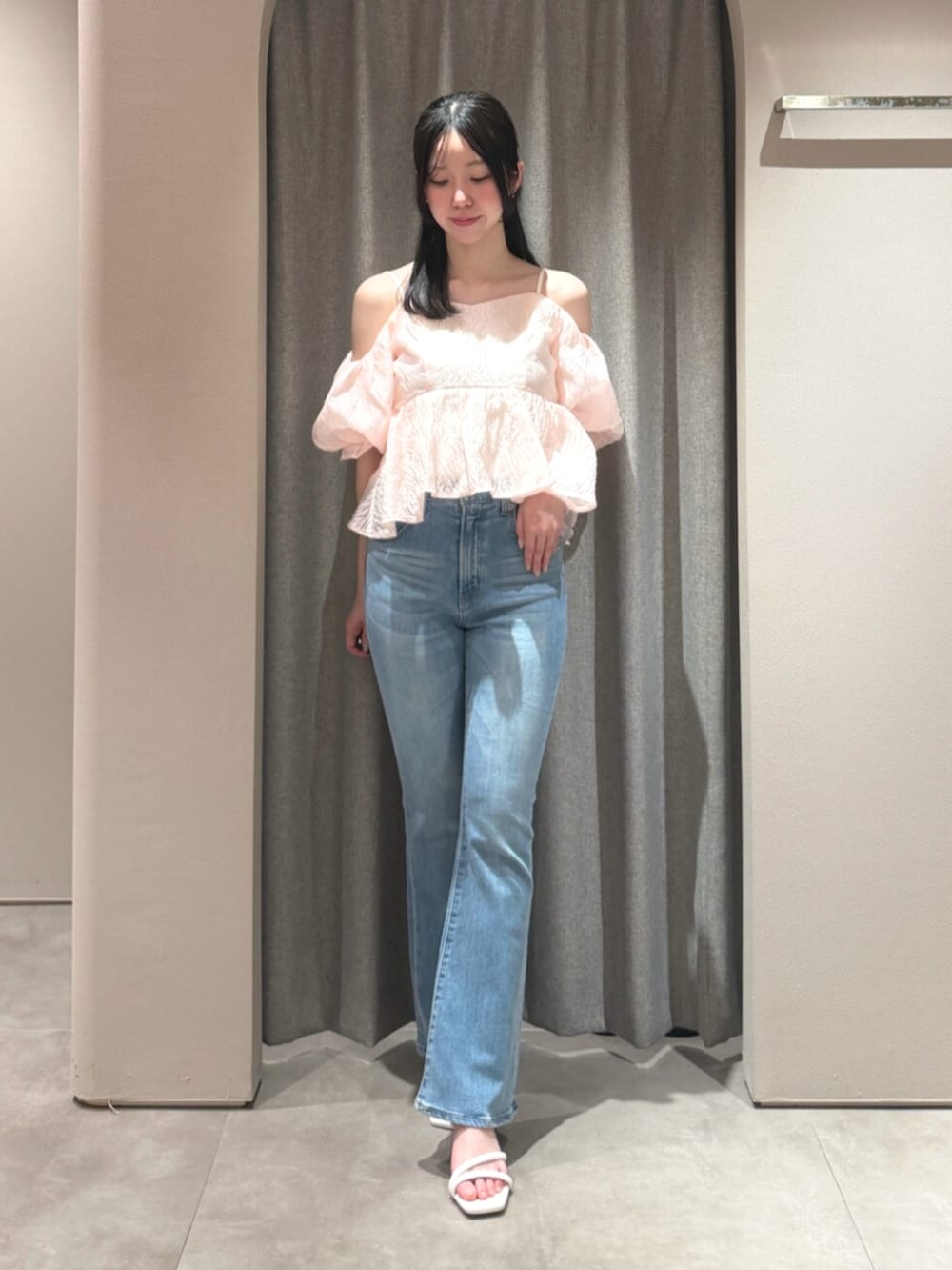 ピンク系のシャツ/ブラウス、ブルー系のデニムパンツ、ホワイト系のサンダルを着用したレディースの夏コーディネートの2枚目の写真