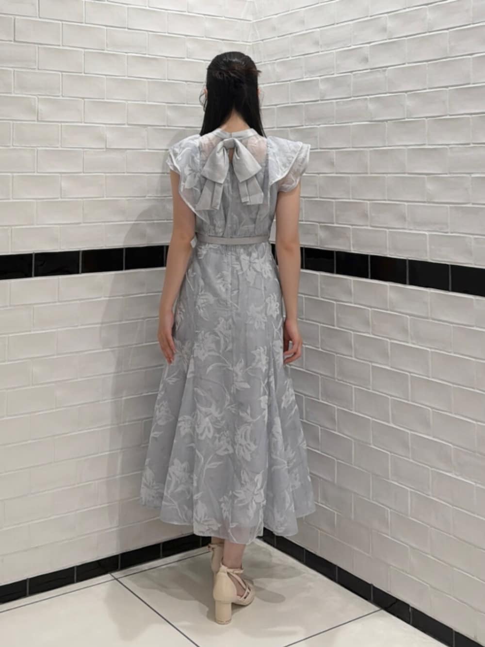 ホワイト系のサンダル、ブルー系のドレスを着用したレディースの夏コーディネートの3枚目の写真