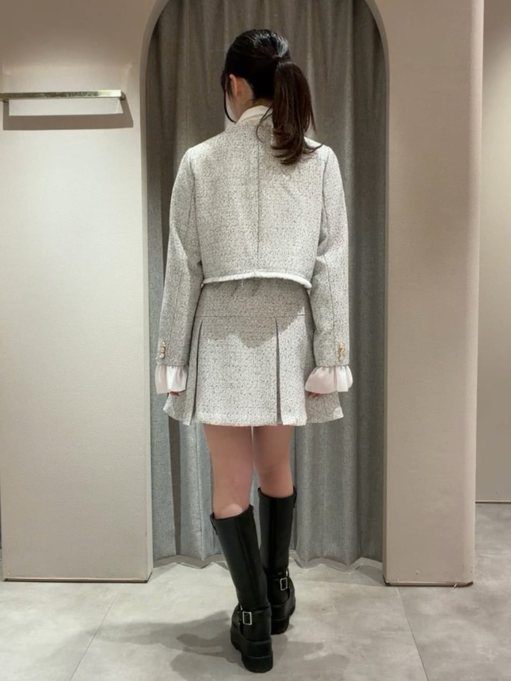 その他のノーカラージャケット、ホワイト系のシャツ/ブラウス、その他のスカートを着用したレディースの冬コーディネートの5枚目の写真