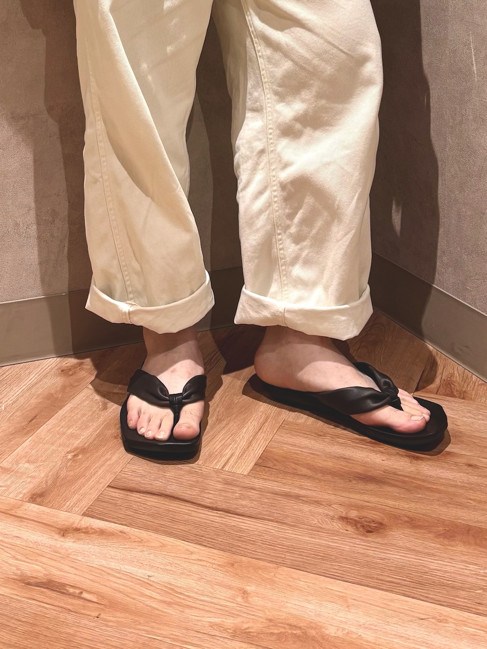 ブルー系のシャツ/ブラウス、ブラック系のサンダルを着用したメンズの夏コーディネートの2枚目の写真