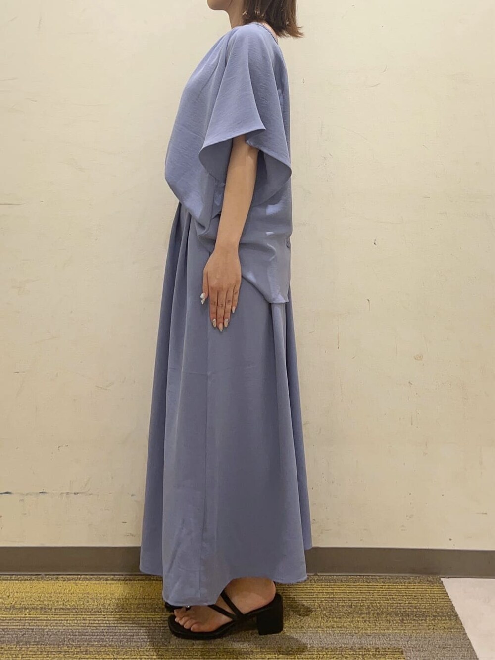 ブルー系のシャツ/ブラウス、ブルー系のその他パンツ、シルバー系のトートバッグを着用したレディースの春コーディネートの3枚目の写真