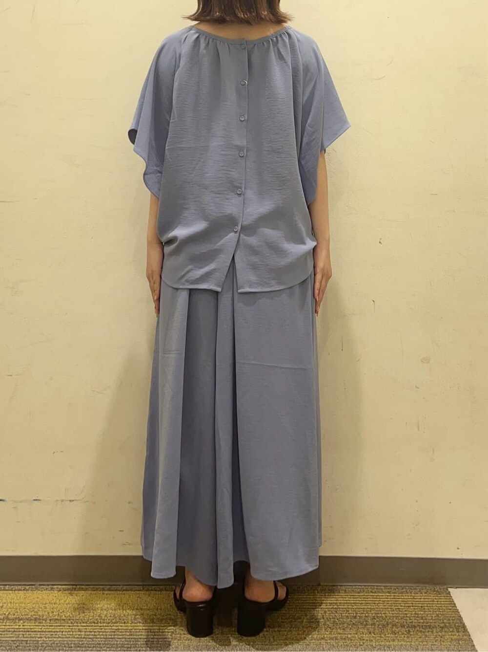 ブルー系のシャツ/ブラウス、ブルー系のその他パンツ、シルバー系のトートバッグを着用したレディースの春コーディネートの4枚目の写真