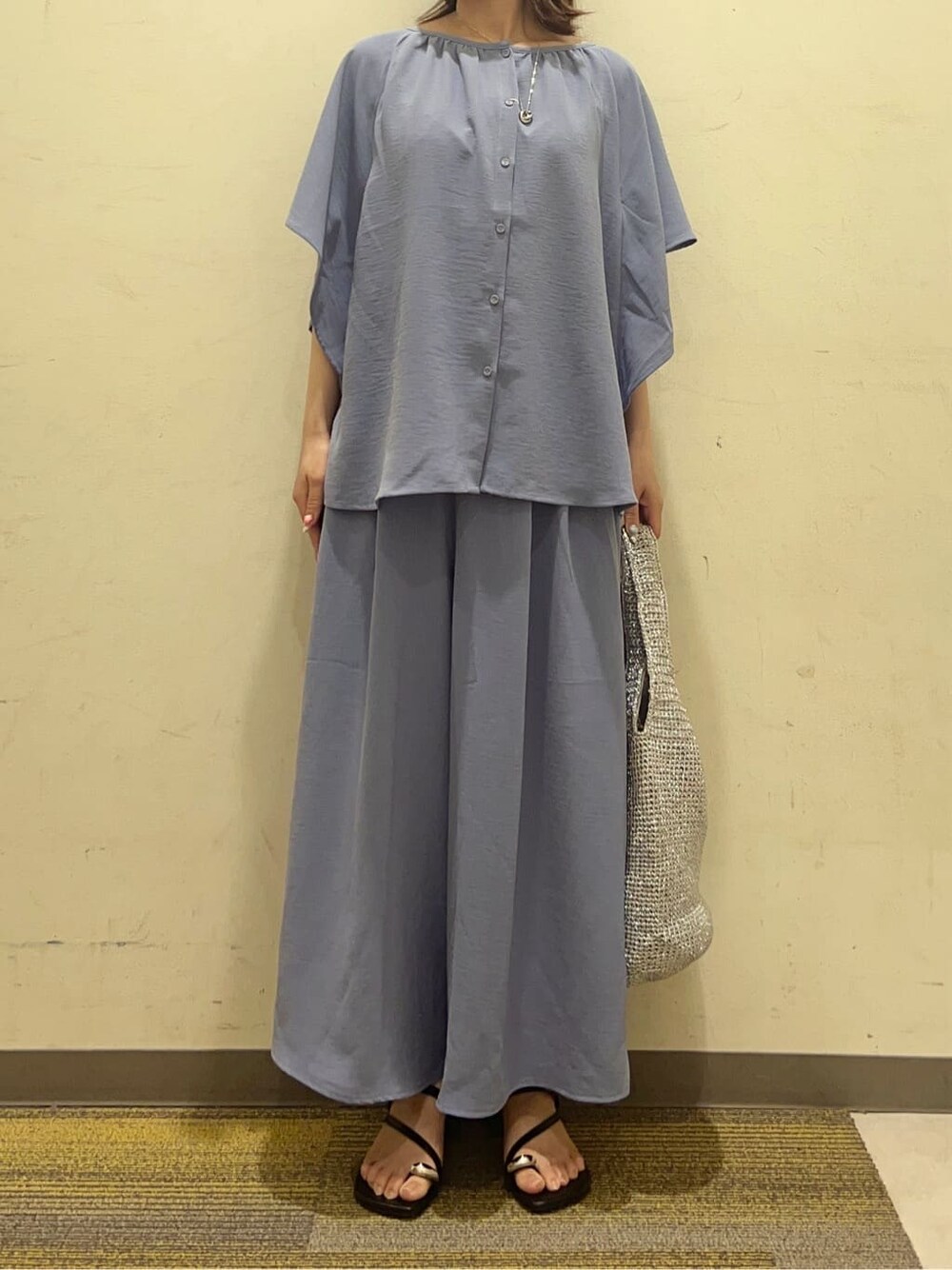 ブルー系のシャツ/ブラウス、ブルー系のその他パンツ、シルバー系のトートバッグを着用したレディースの春コーディネートの7枚目の写真