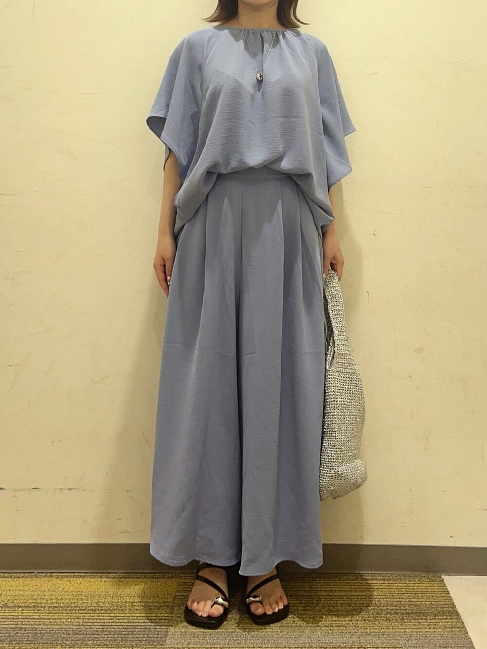 ブルー系のシャツ/ブラウス、ブルー系のその他パンツ、シルバー系のトートバッグを着用したレディースの春コーディネートの2枚目の写真