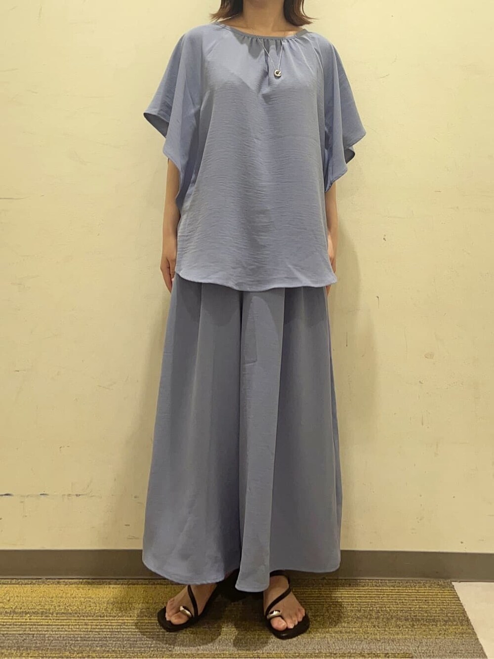 ブルー系のシャツ/ブラウス、ブルー系のその他パンツ、シルバー系のトートバッグを着用したレディースの春コーディネートの5枚目の写真