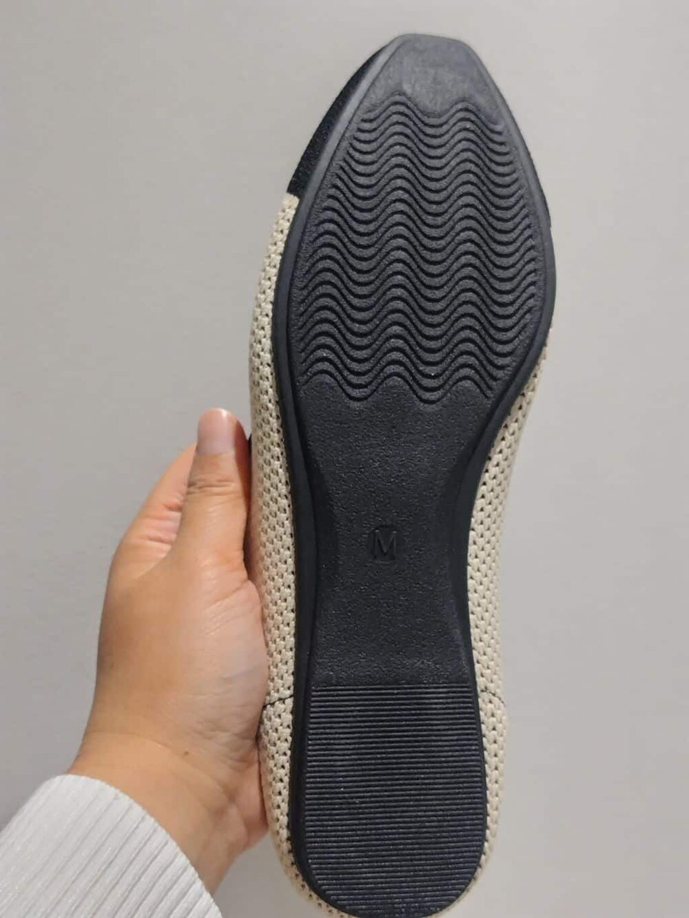 ブラック系のパンプス、ベージュ系のパンプス、ベージュ系のパンプスを着用したレディースの冬コーディネートの5枚目の写真