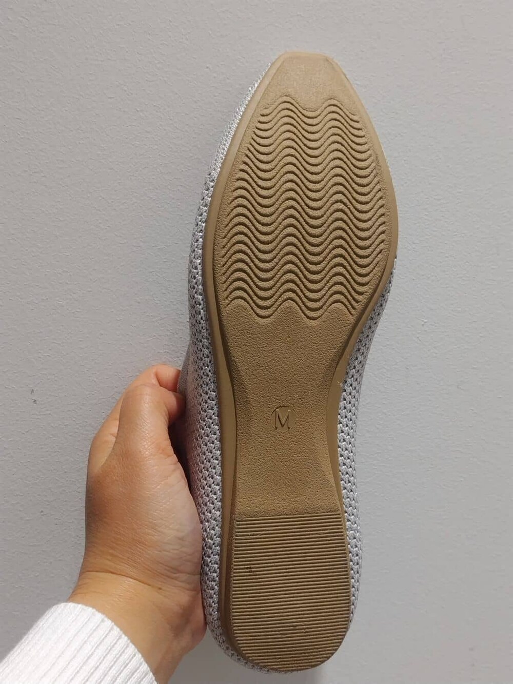 ブラック系のパンプス、ベージュ系のパンプス、ベージュ系のパンプスを着用したレディースの冬コーディネートの4枚目の写真