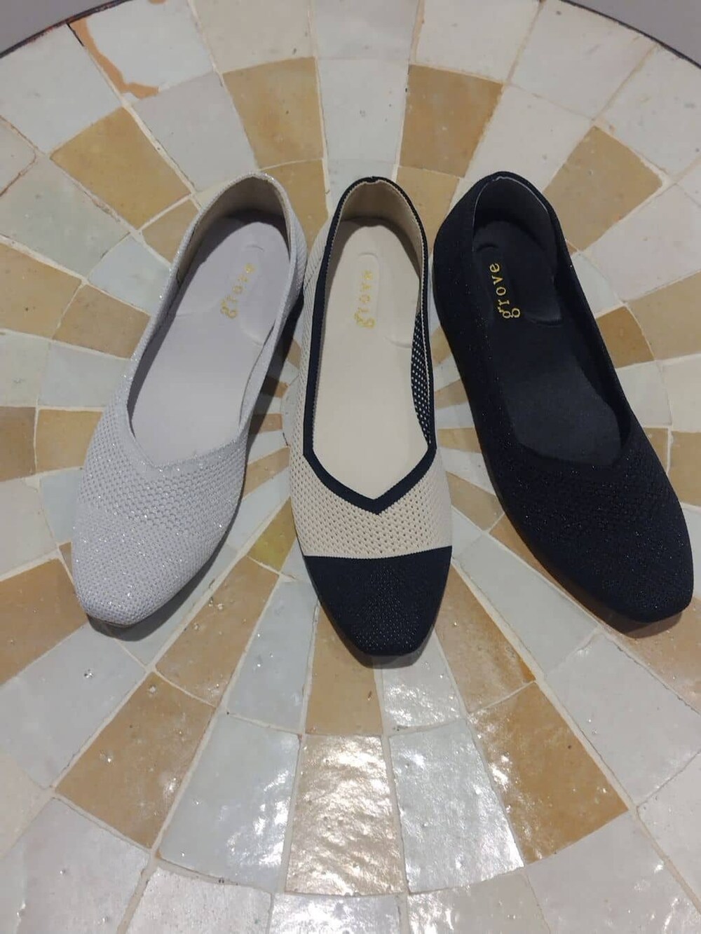 ブラック系のパンプス、ベージュ系のパンプス、ベージュ系のパンプスを着用したレディースの冬コーディネートの2枚目の写真