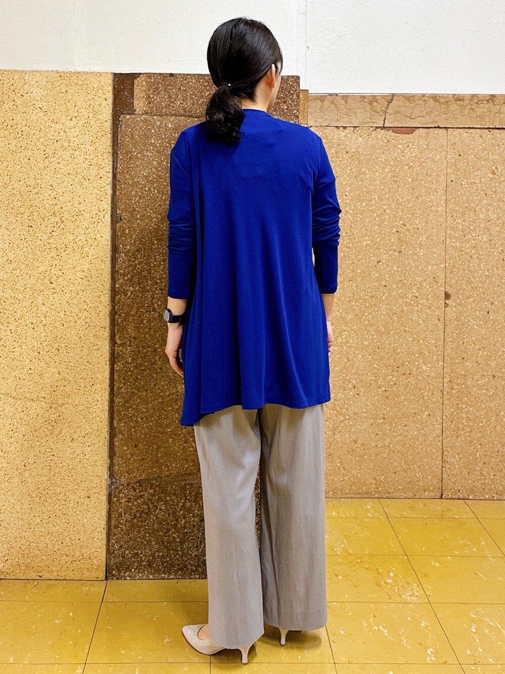 グレー系のその他パンツ、ブルー系のカーディガン/ボレロ、ブルー系のTシャツ/カットソーを着用したレディースの春コーディネートの3枚目の写真