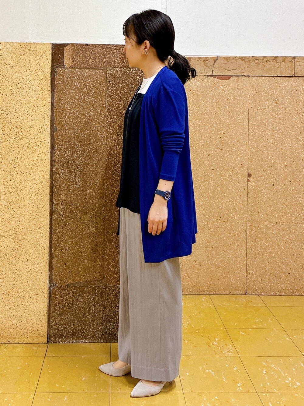 グレー系のその他パンツ、ブルー系のカーディガン/ボレロ、ブルー系のTシャツ/カットソーを着用したレディースの春コーディネートの2枚目の写真
