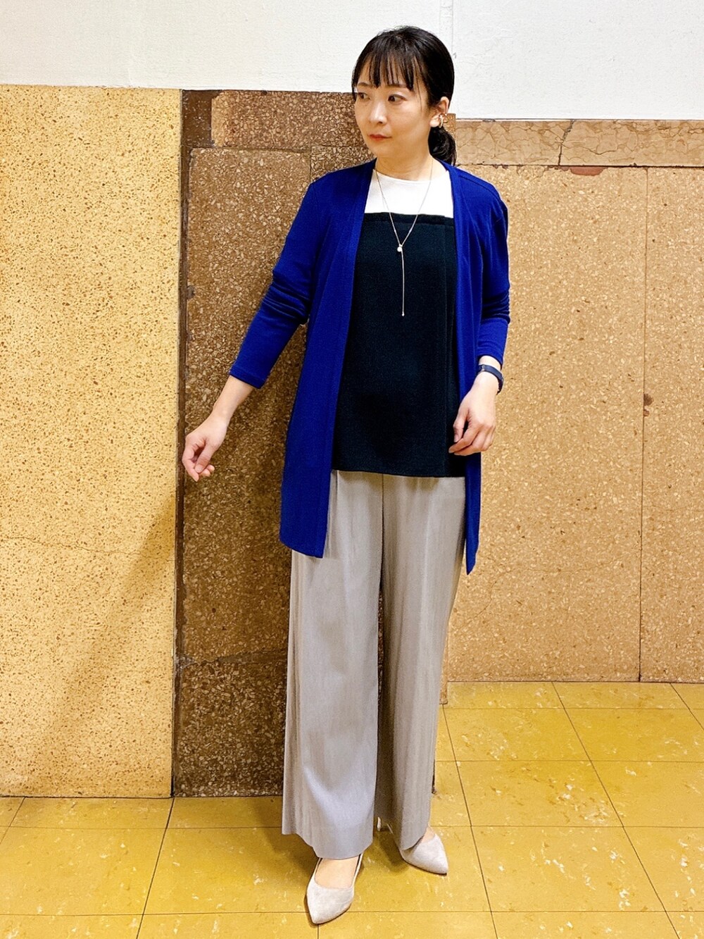 グレー系のその他パンツ、ブルー系のカーディガン/ボレロ、ブルー系のTシャツ/カットソーを着用したレディースの春コーディネートの4枚目の写真
