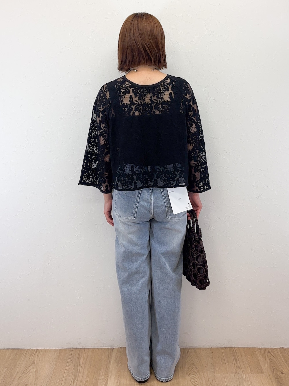 ブラック系のシャツ/ブラウス、ブラック系のタンクトップ、ブルー系のデニムパンツを着用したレディースの夏コーディネートの8枚目の写真