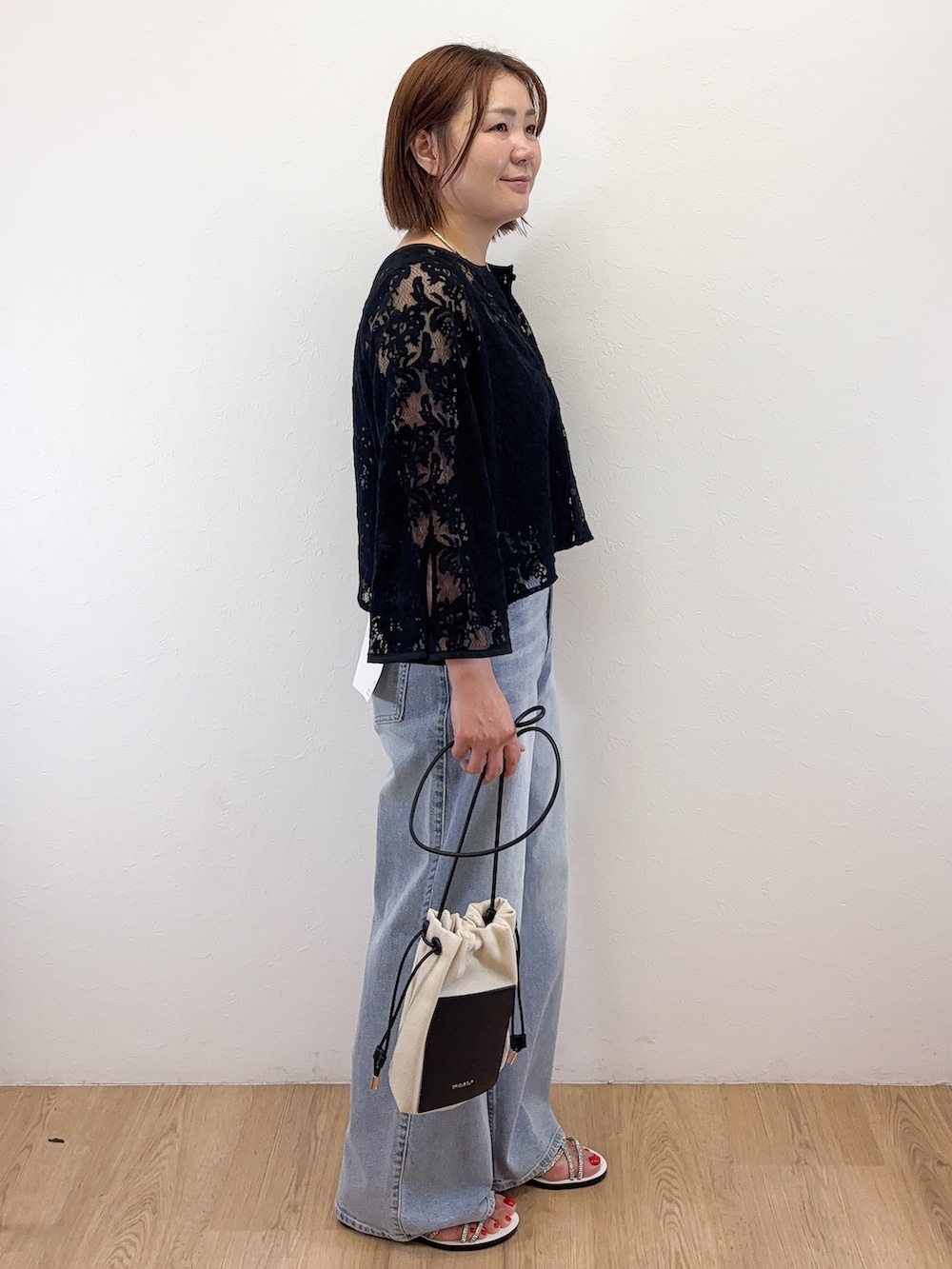 ブラック系のシャツ/ブラウス、ブラック系のタンクトップ、ブルー系のデニムパンツを着用したレディースの夏コーディネートの7枚目の写真