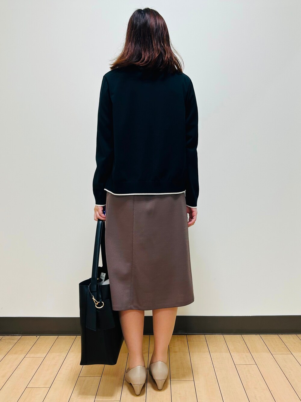 ブラック系のカーディガン/ボレロ、ホワイト系のシャツ/ブラウス、ブラウン系のスカートを着用したレディースの秋コーディネートの9枚目の写真