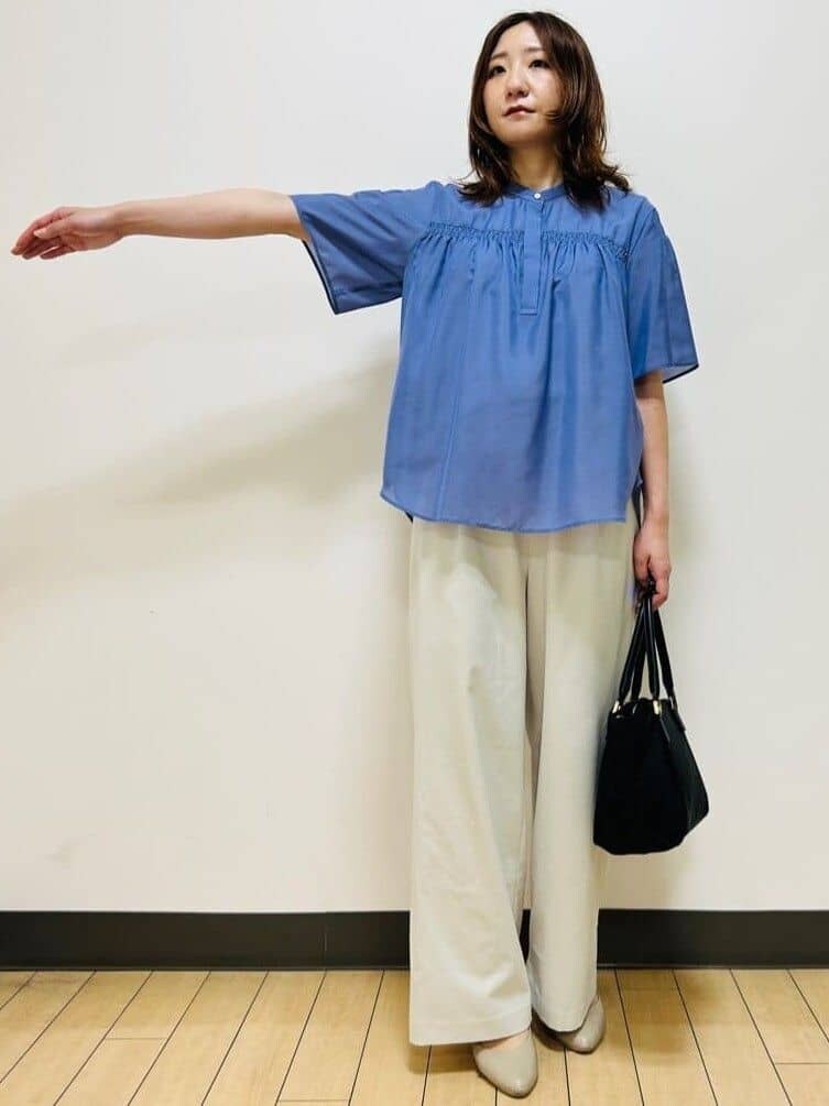 ブルー系のシャツ/ブラウス、ベージュ系のその他パンツ、ブラック系のトートバッグを着用したレディースの夏コーディネートの5枚目の写真