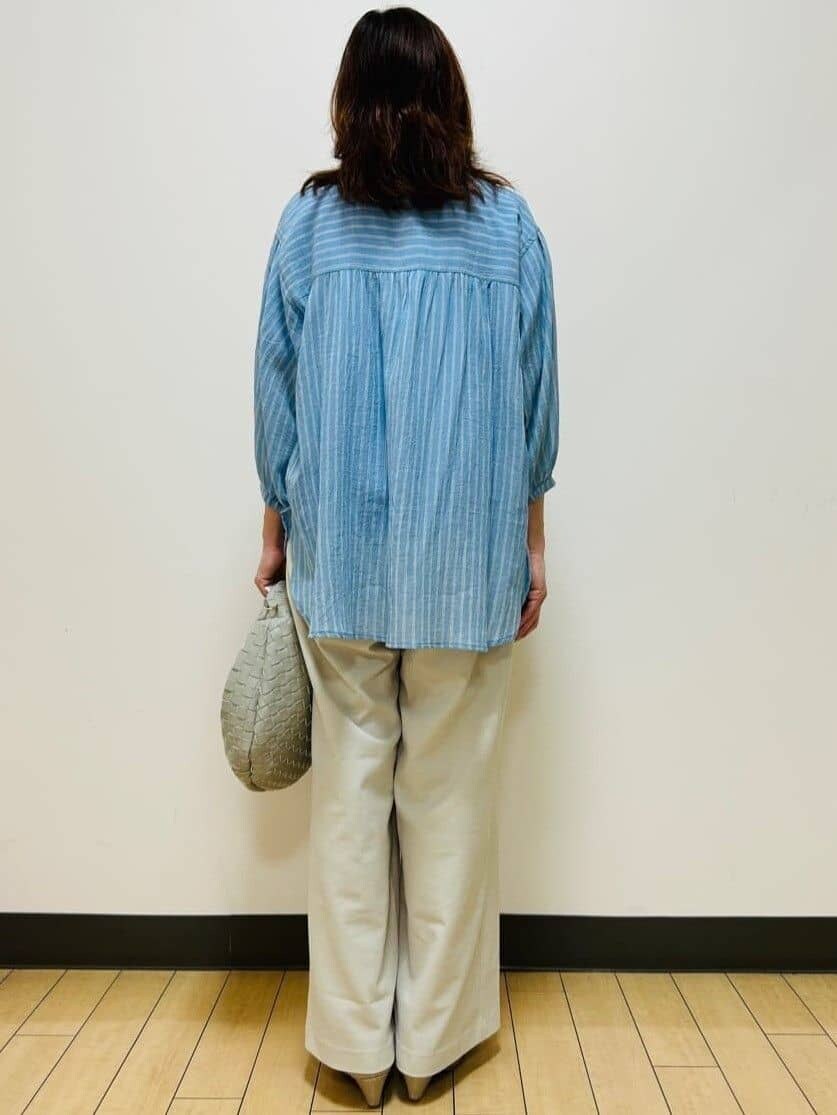 ブルー系のシャツ/ブラウス、ブルー系のニット/セーター、ベージュ系のその他パンツを着用したレディースの夏コーディネートの6枚目の写真