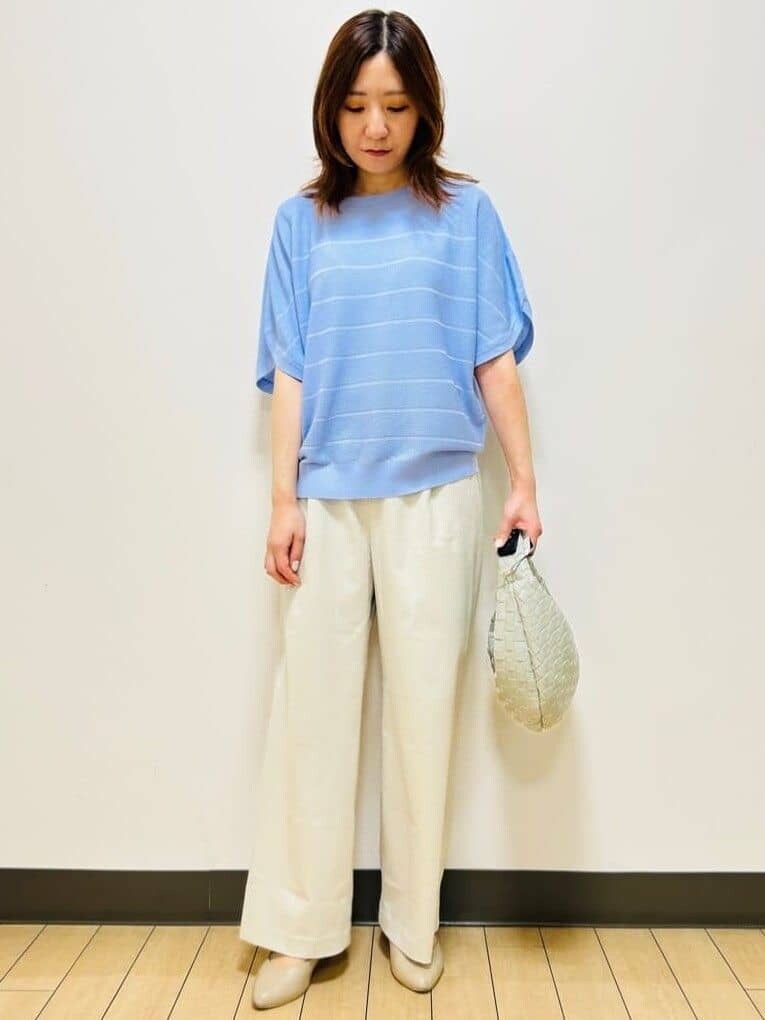 ブルー系のシャツ/ブラウス、ブルー系のニット/セーター、ベージュ系のその他パンツを着用したレディースの夏コーディネートの7枚目の写真