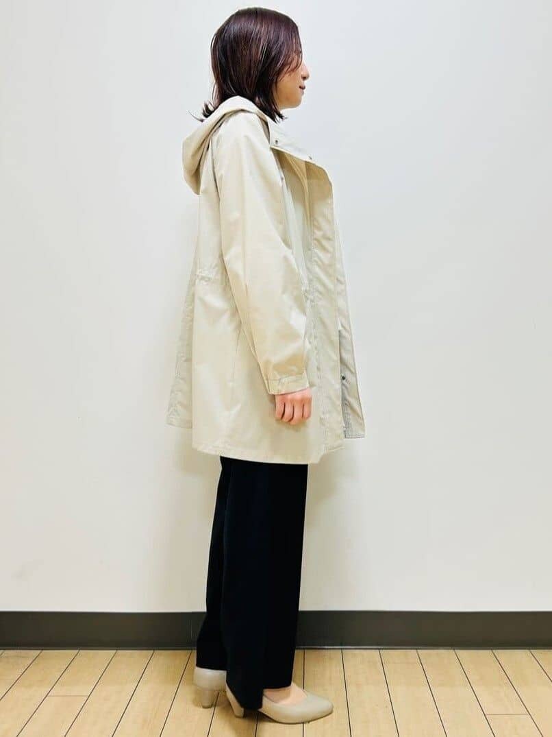 ベージュ系のその他アウター、ベージュ系のシャツ/ブラウス、ブラック系のその他パンツを着用したレディースの春コーディネートの5枚目の写真
