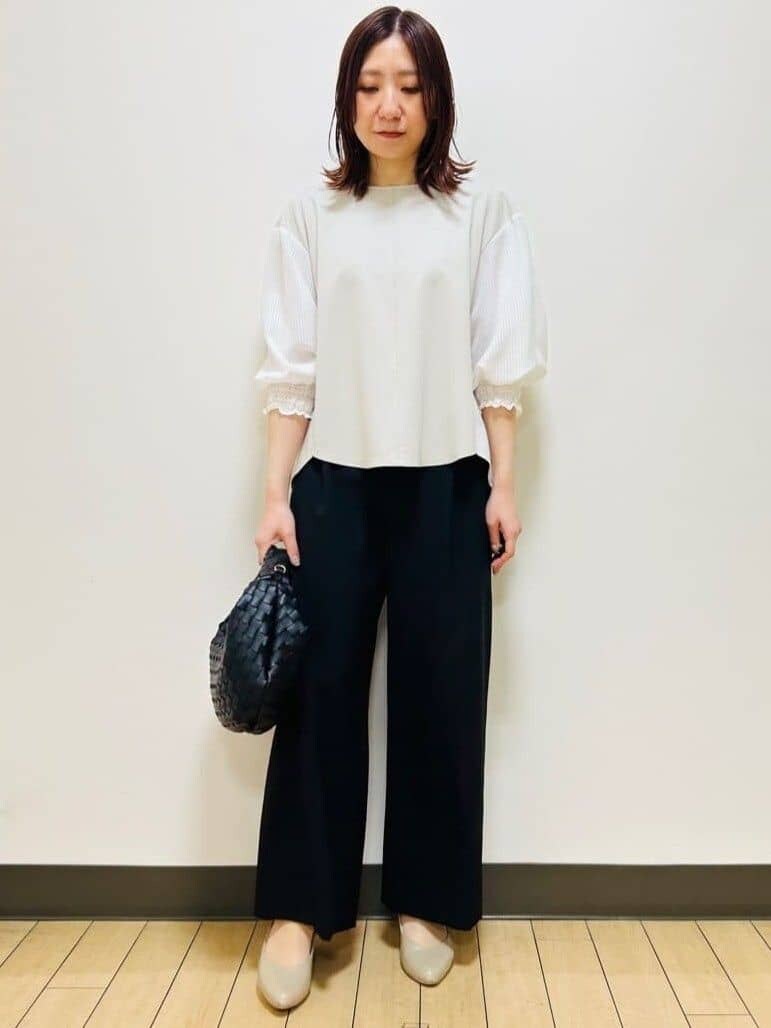 ベージュ系のその他アウター、ベージュ系のシャツ/ブラウス、ブラック系のその他パンツを着用したレディースの春コーディネートの7枚目の写真